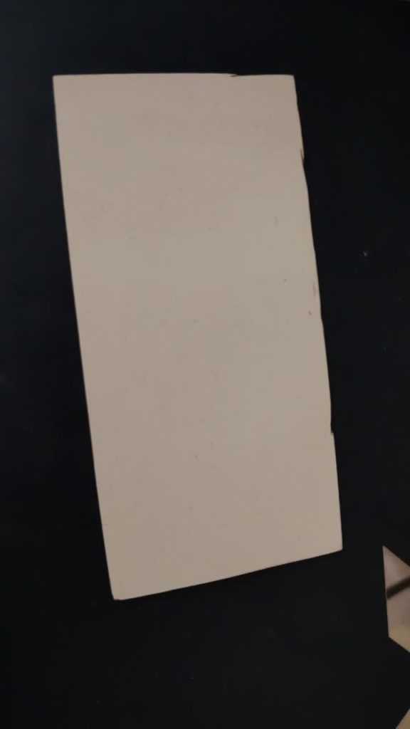 رنگ سفید با اسپری روی سطح مسی پاشیده شده است